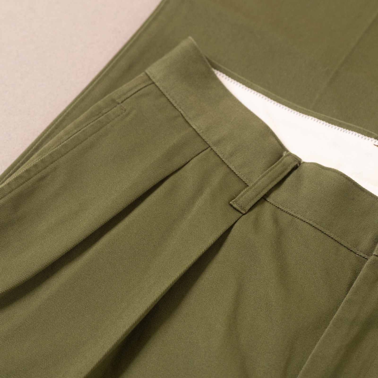 image flâneurs BARNSTORMER / 1955UC 2Pleated Chino Olive  détail 2