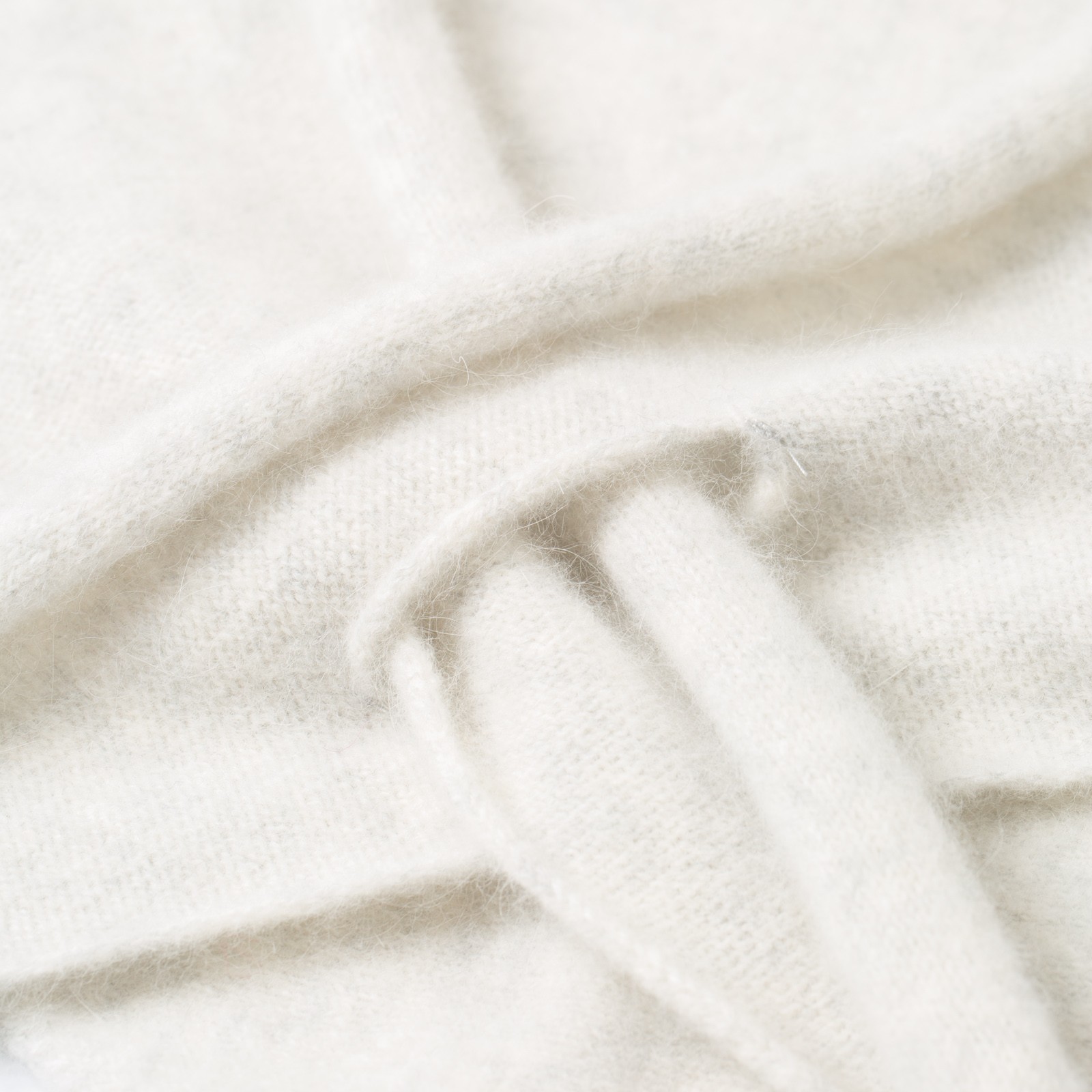 MACKIE Ardmhor Triangle Hole Scarf detail (6)