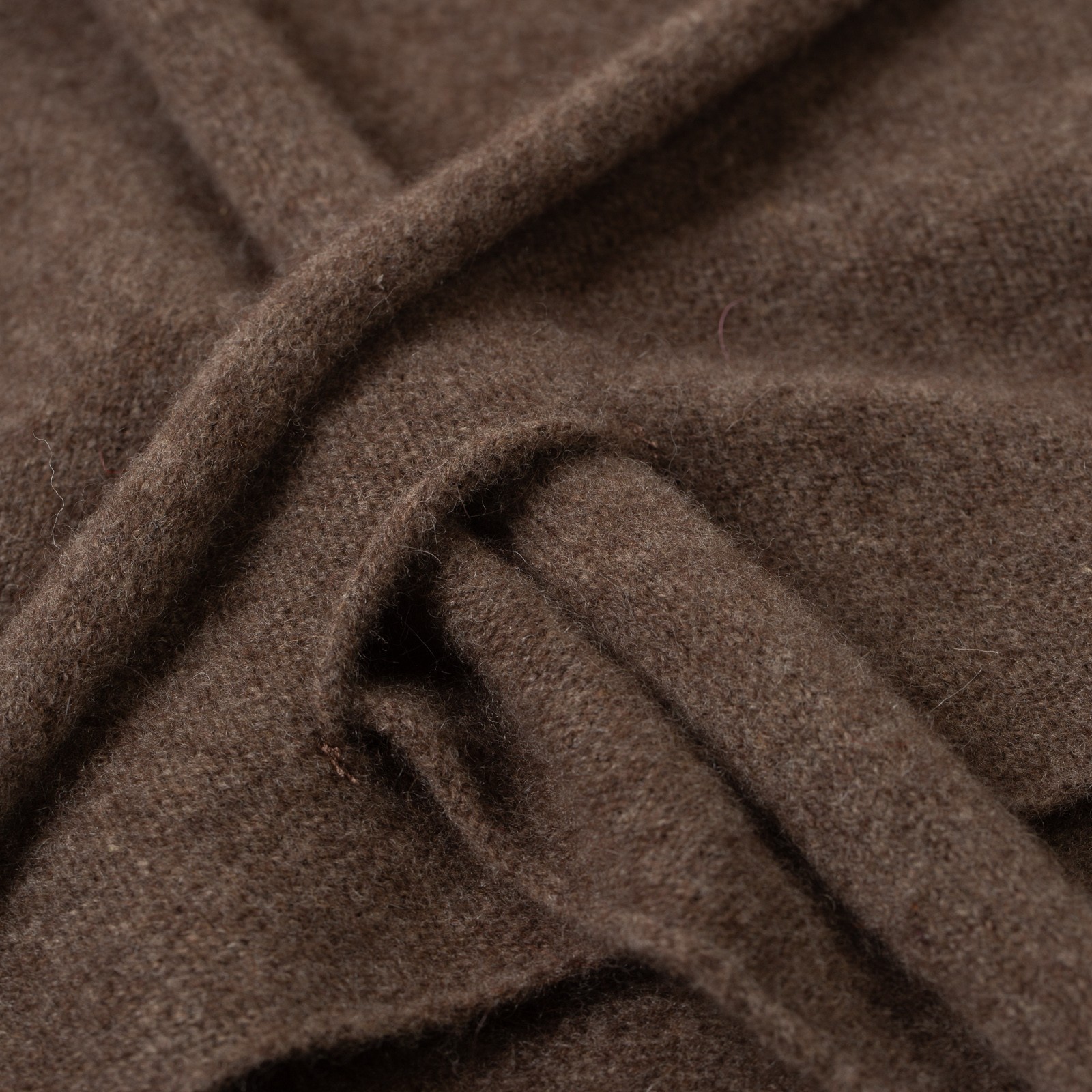 MACKIE Ardmhor Triangle Hole Scarf detail (6)
