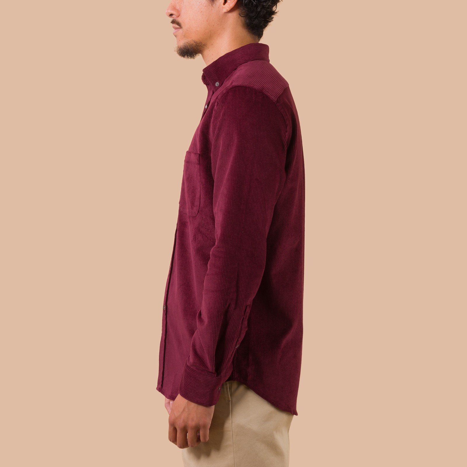 image PORTUGUESE-FLANNEL-flâneurs-chemise-velours-Lobo-burgundy de profil