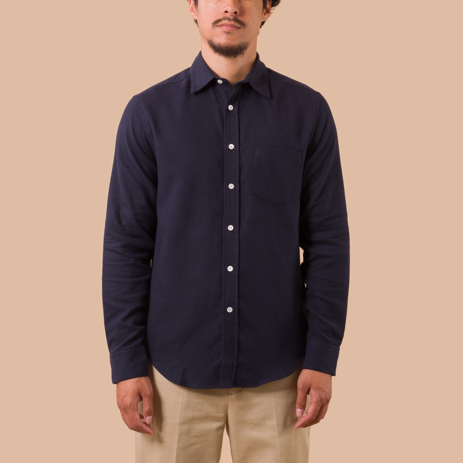 chemise-flâneurs-PORTUGUESE-FLANNEL-Teca-Shirt-Navy porté de face
