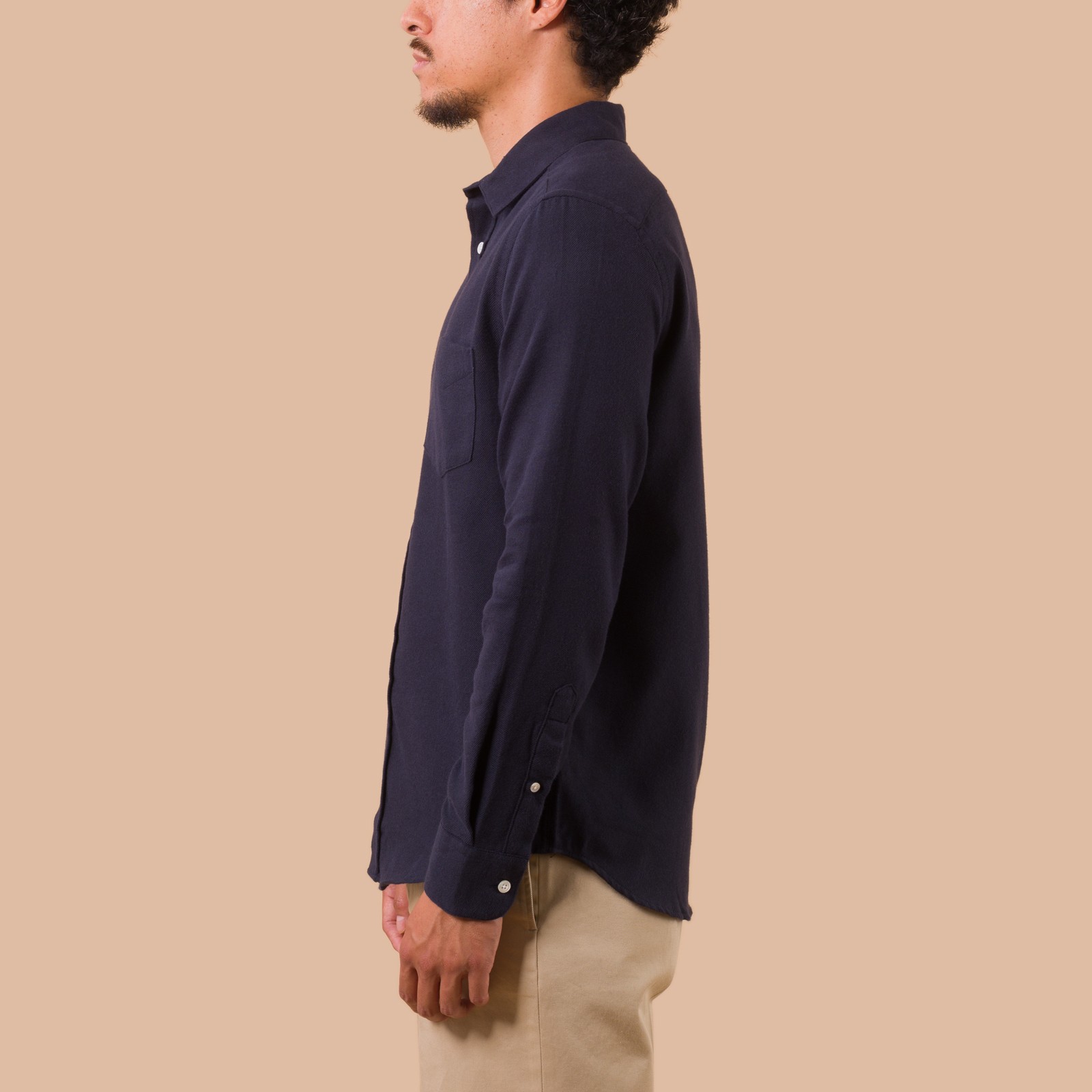 chemise-flâneurs-PORTUGUESE-FLANNEL-Teca-Shirt-Navy porté de profil