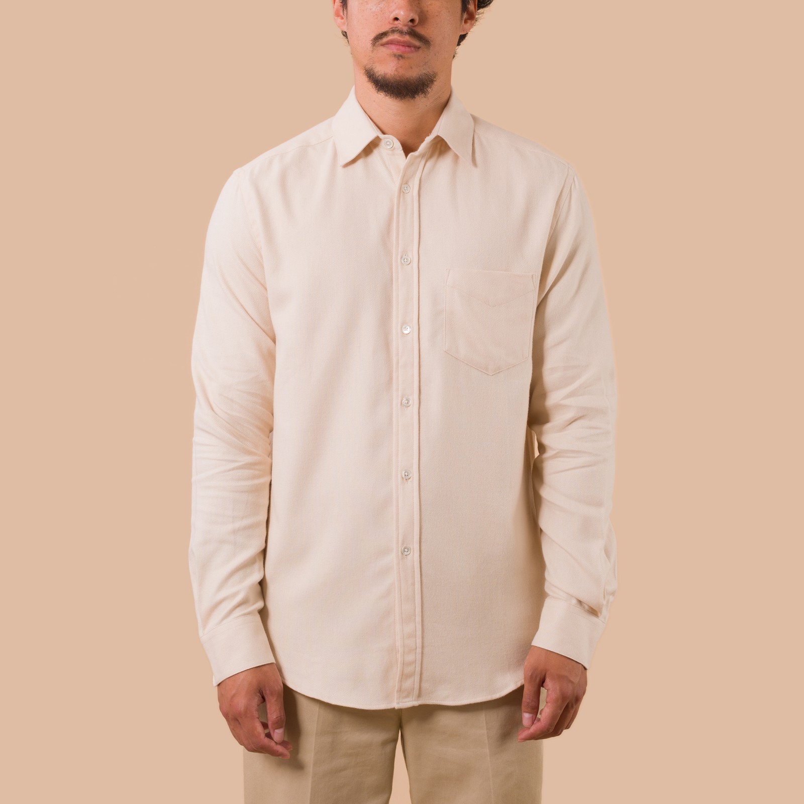 chemise-flâneurs-PORTUGUESE-FLANNEL-Teca-Shirt-Ecru porté de face