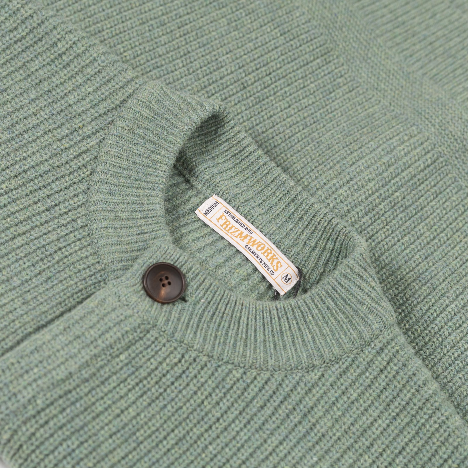 Image flâneurs FRIZMWORKS / Heavy Wool Round Cardigan Jade Green détail col