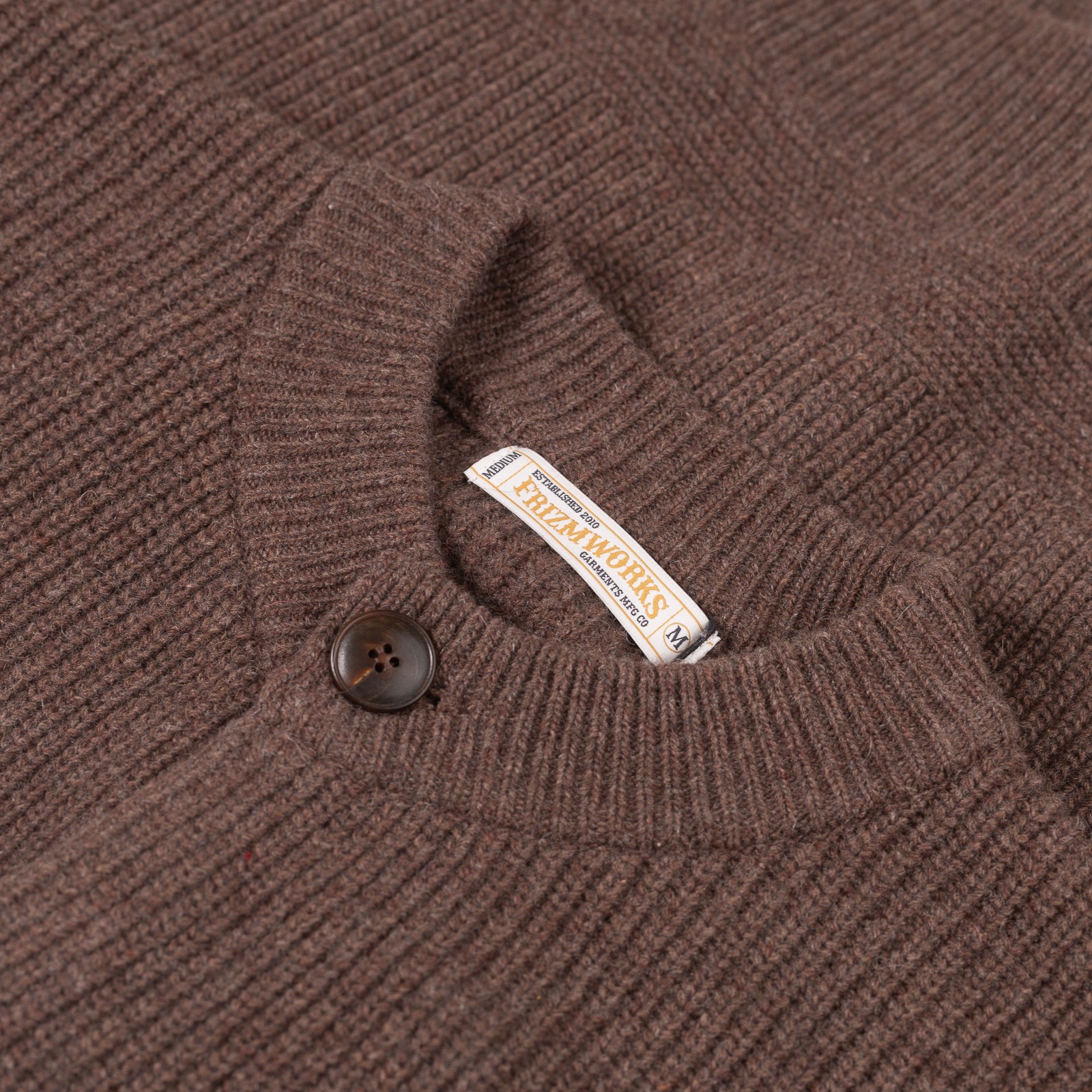 Image flâneurs FRIZMWORKS / Heavy Wool Round Cardigan Choco détail col