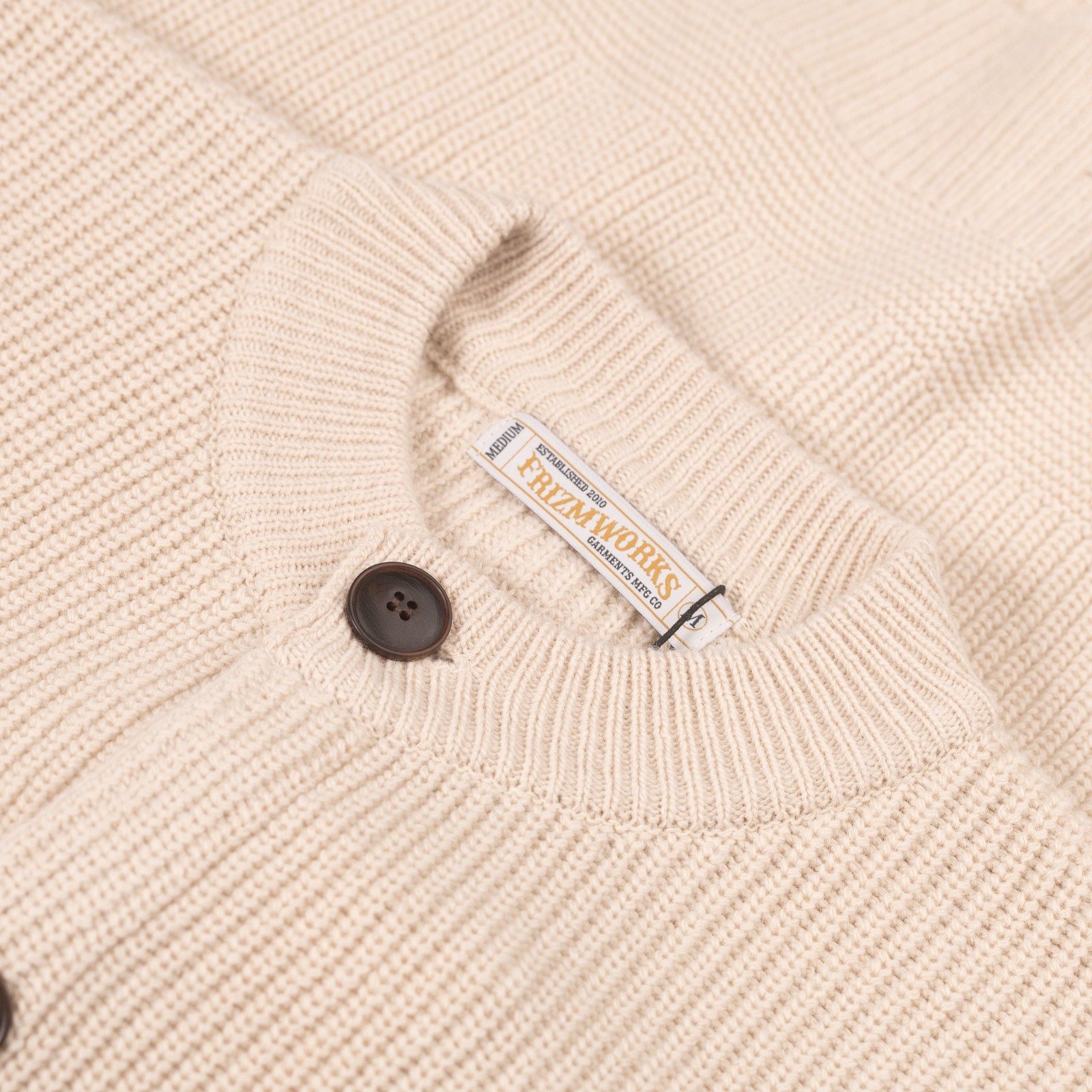Image flâneurs FRIZMWORKS / Heavy Wool Round Cardigan Cream détail col