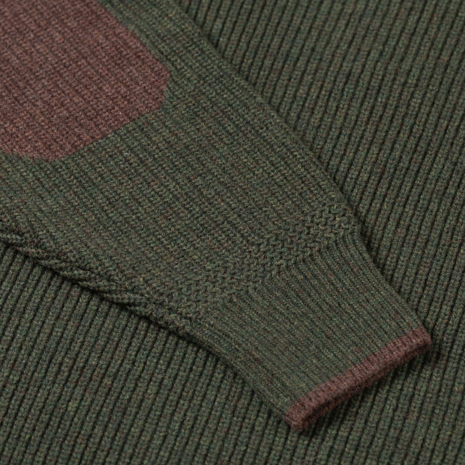 Image flâneurs FRIZMWORKS / Patch Round Pullover Knit Forest Green détail manche