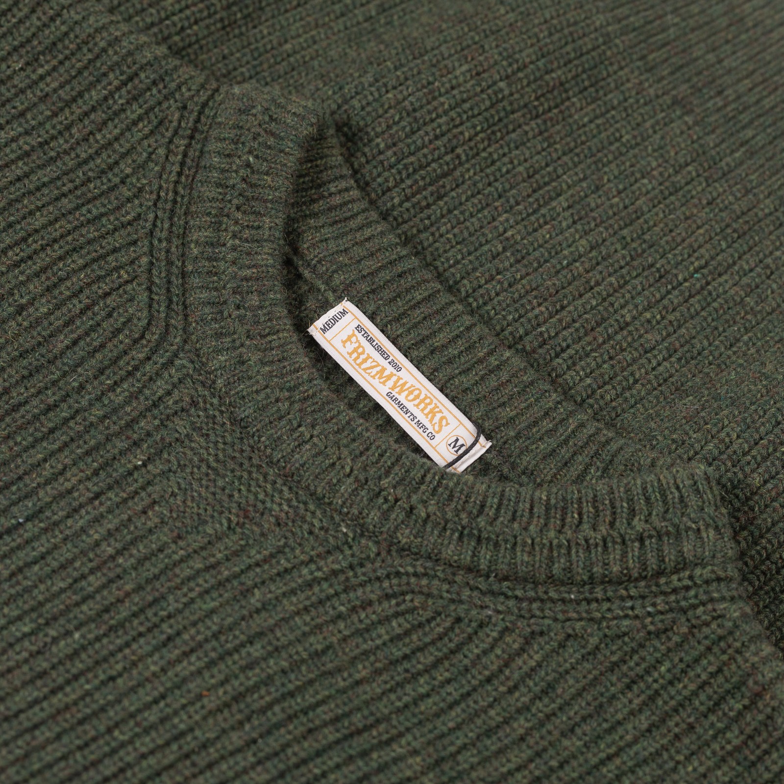 Image flâneurs FRIZMWORKS / Patch Round Pullover Knit Forest Green détail col