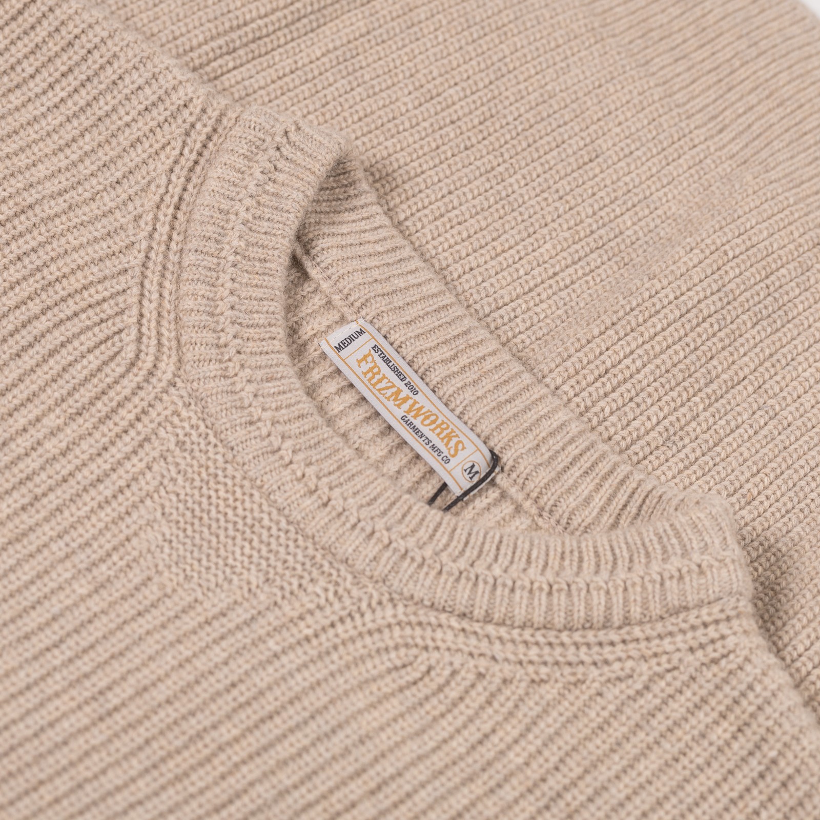 Image flâneurs FRIZMWORKS / Patch Round Pullover Knit Oatmeal détail col