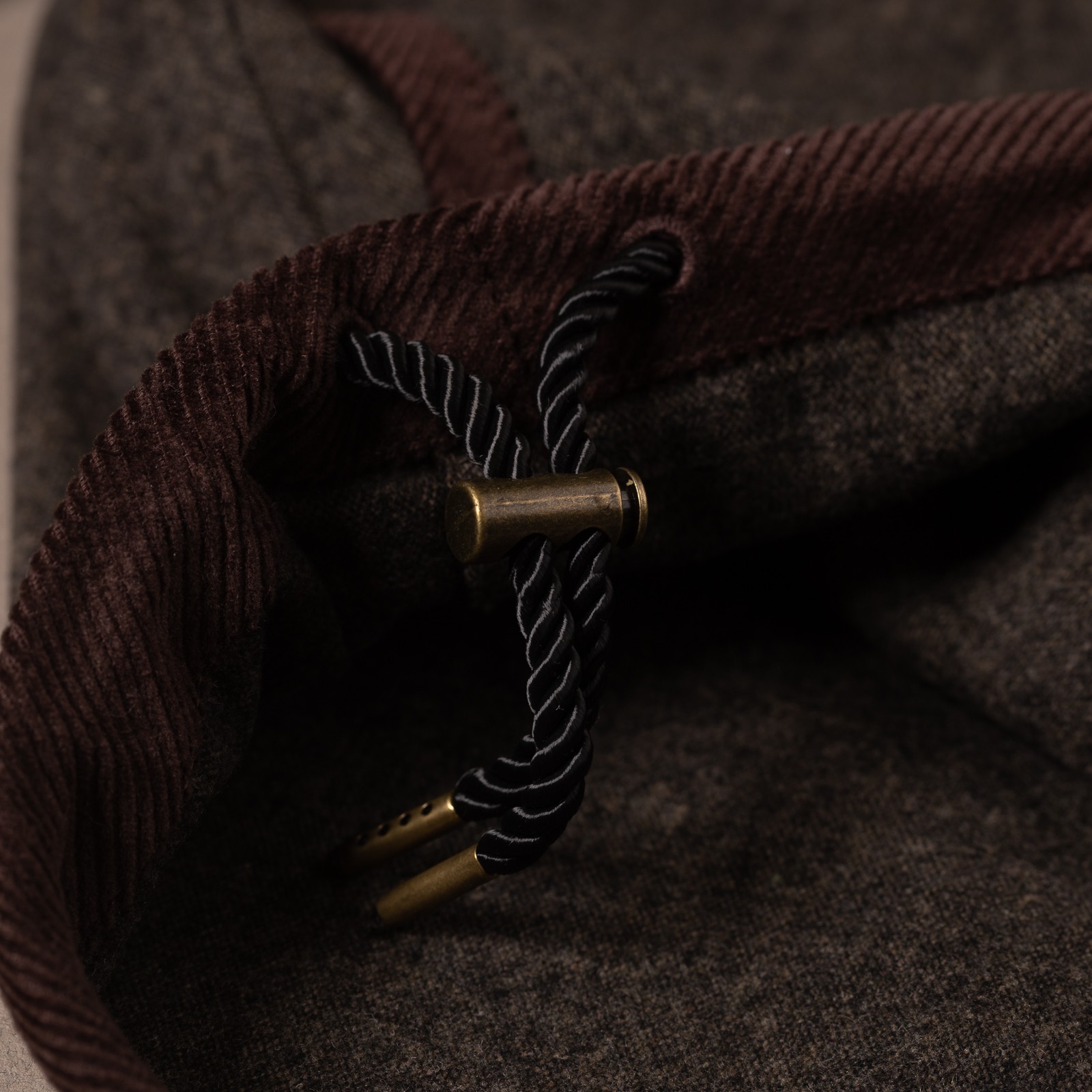 Image flâneurs FRIZMWORKS / Wool Half Pullover Forest Black détail cordon