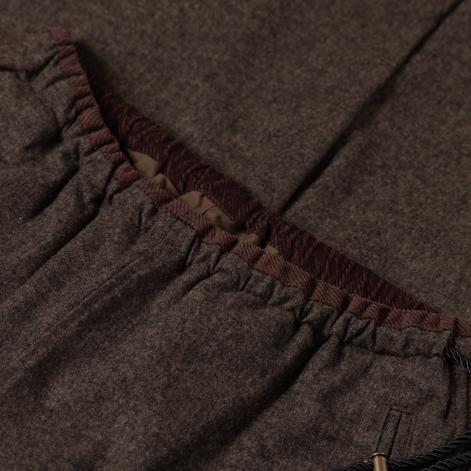 Image flâneurs FRIZMWORKS / Wool Easy Pants Forest Black détail ceinture