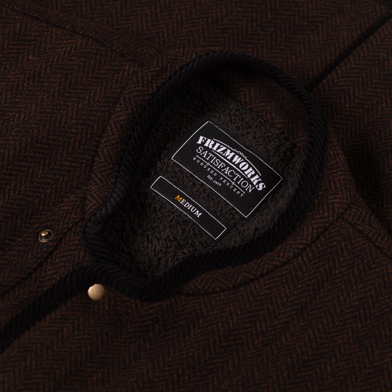 Image flâneurs FRIZMWORKS / Herringbone Wool Hunting Vest Chestnut Black détail col