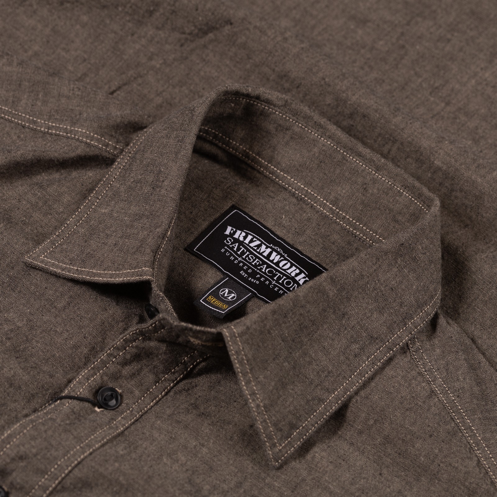 Image flâneurs FRIZMWORKS / 1920S Chambray Work Shirt Mud détail col