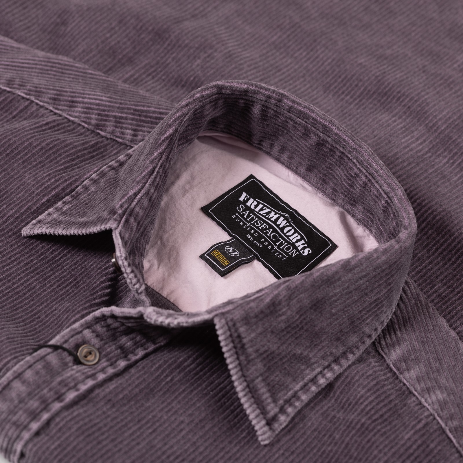 Image flâneurs FRIZMWORKS / Pigment 8W Corduroy Shirt Purple détail col
