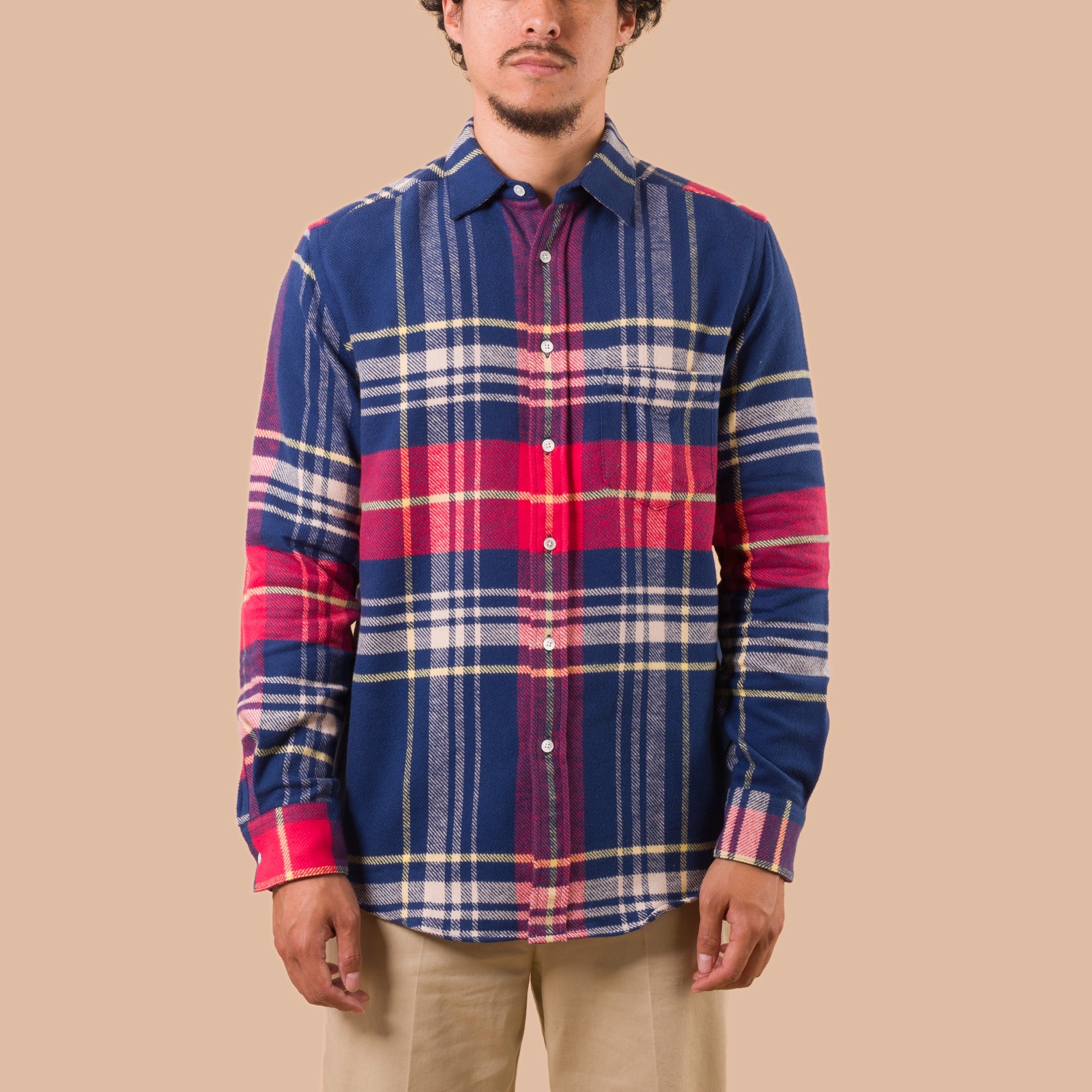 vignette flaneurs Portuguese Flannel Sage Shirt worn front