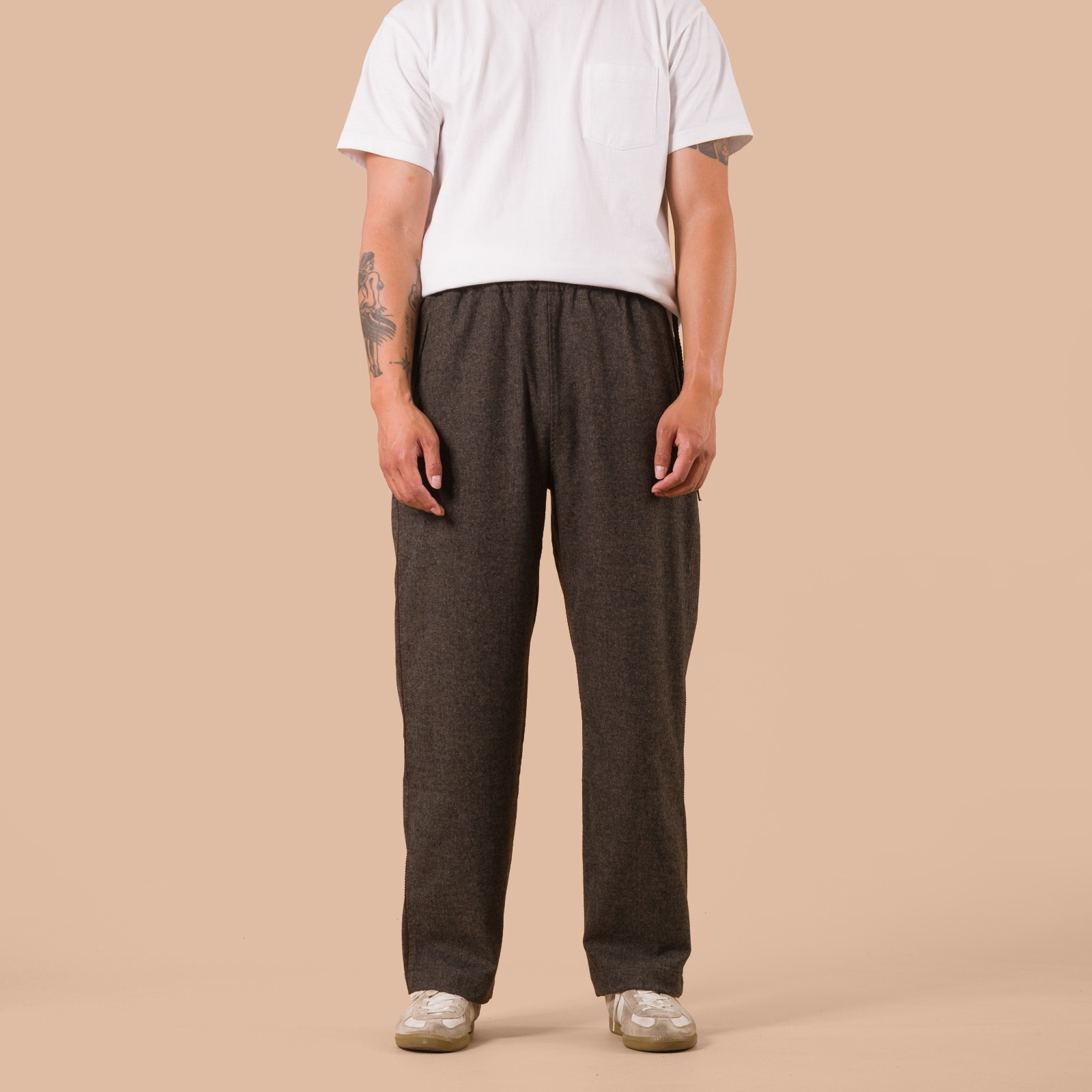 flaneurs Frizmworks Wool Easy Pants Forest Black worn front