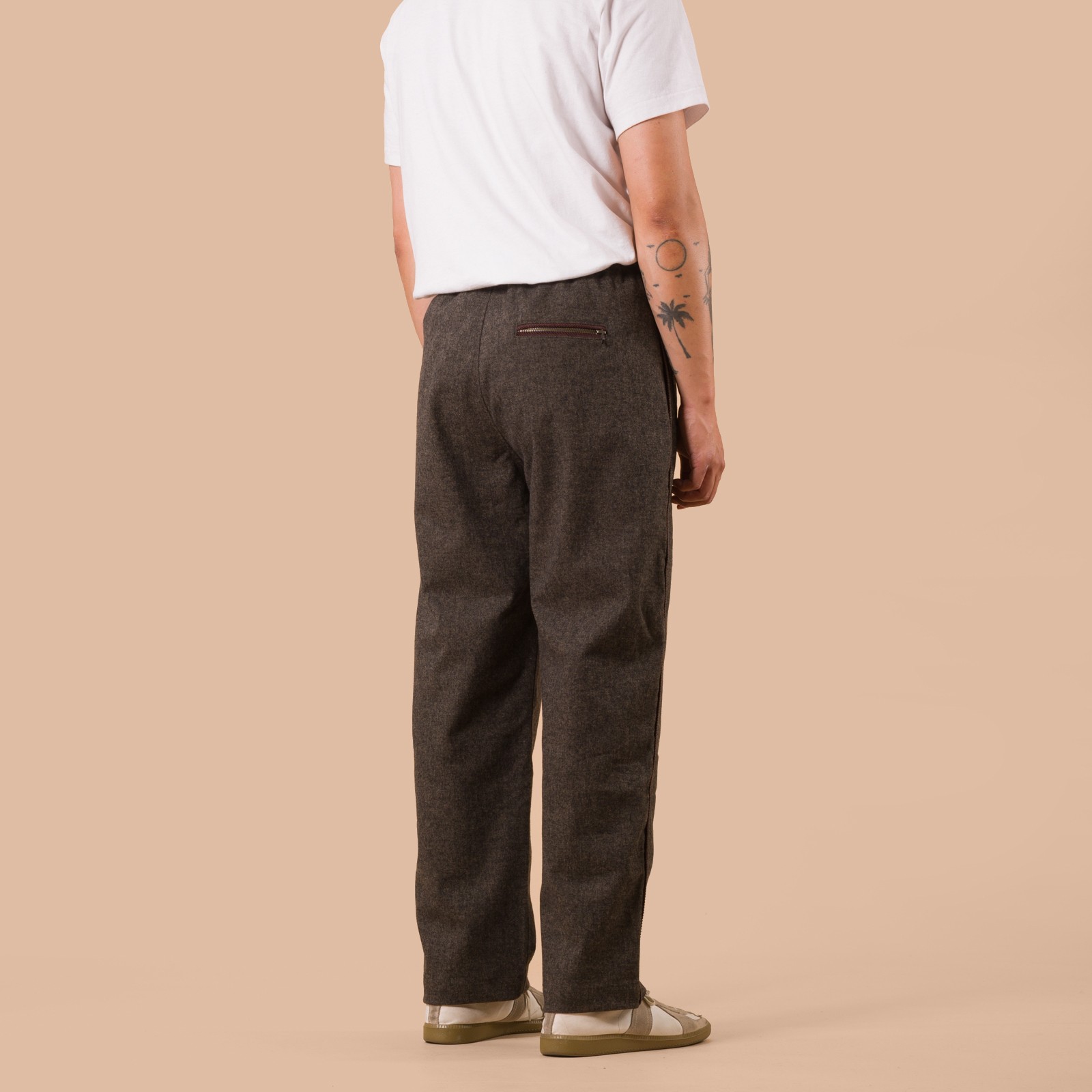 flaneurs Frizmworks Wool Easy Pants Forest Black worn back