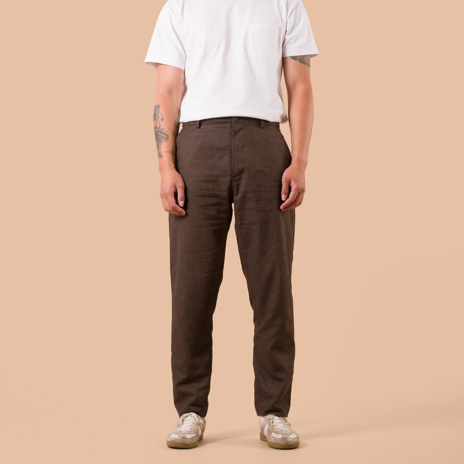 flaneurs worn front UNIVERSAL WORKS pantalon laine Recycled Italian Tweed Military Chino Brown