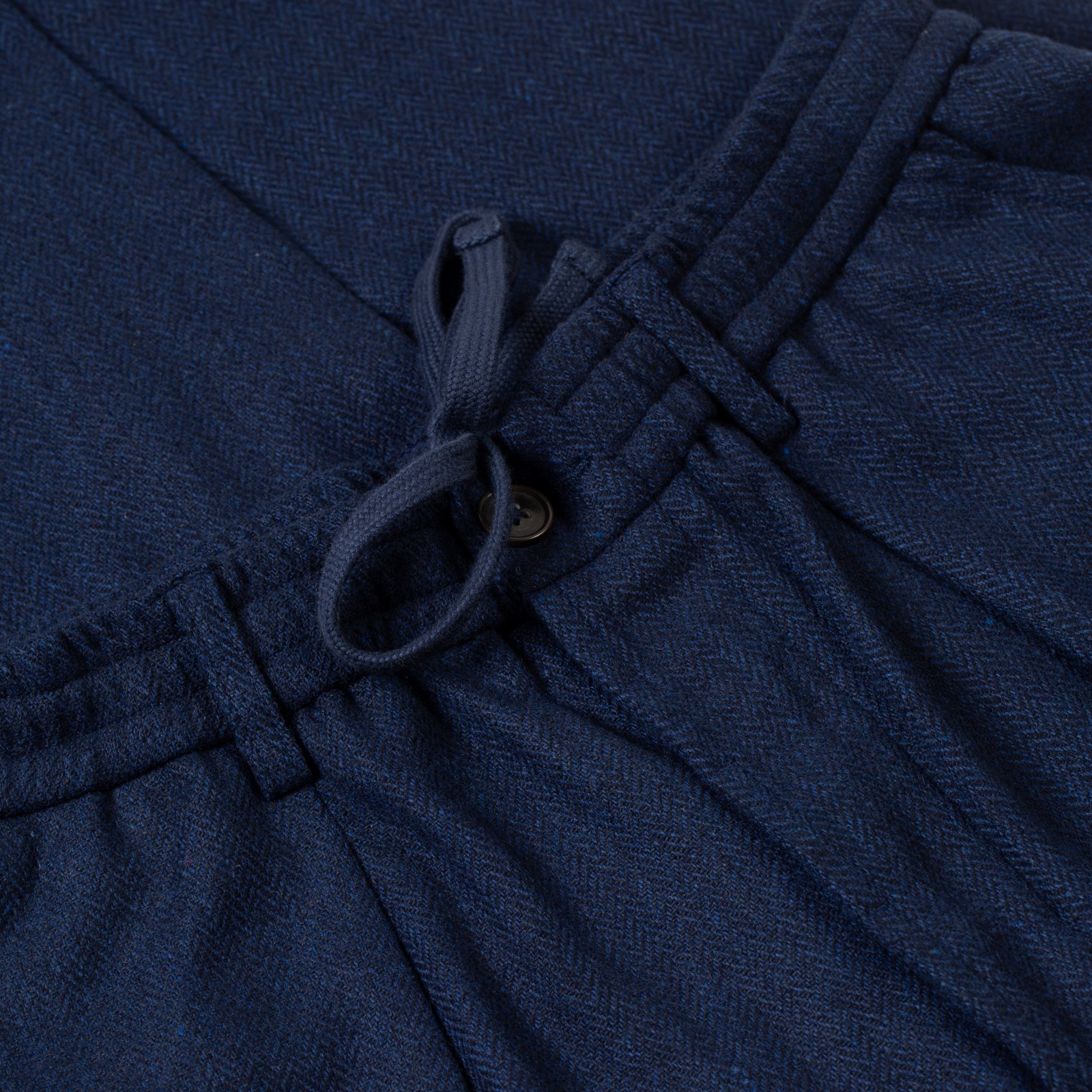 flaneurs details UNIVERSAL WORKS pantalon laine Wool Herringbone Pleated Track Pant Navy (2)