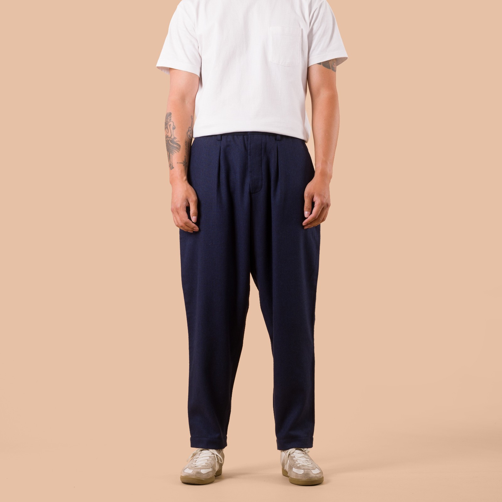 flaneurs worn front UNIVERSAL WORKS pantalon laine Wool Herringbone Pleated Track Pant Navy