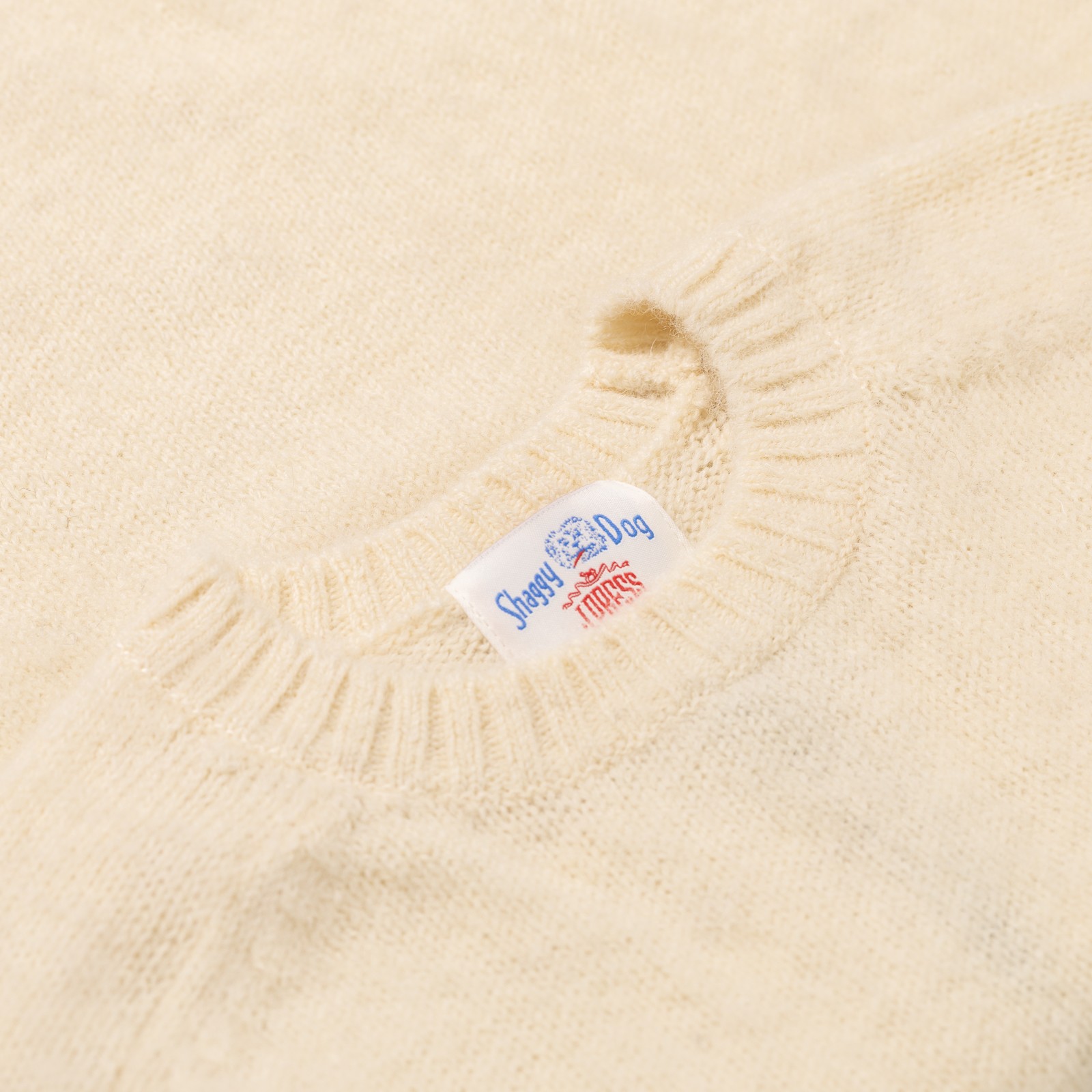 Image Flâneurs J. PRESS / Shaggy Dog Crew Neck Sweater White détail col