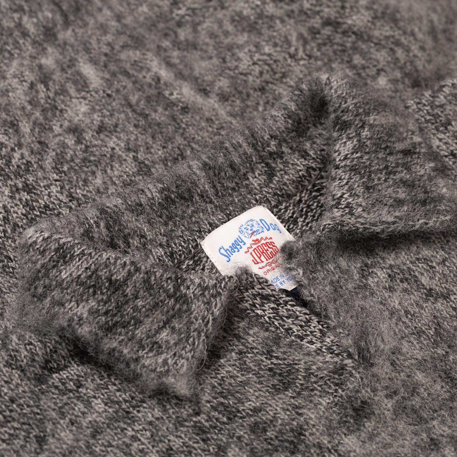 Image Flâneurs J. PRESS / Shaggy Dog Sweater Skipper Polo Heather Gray détail col