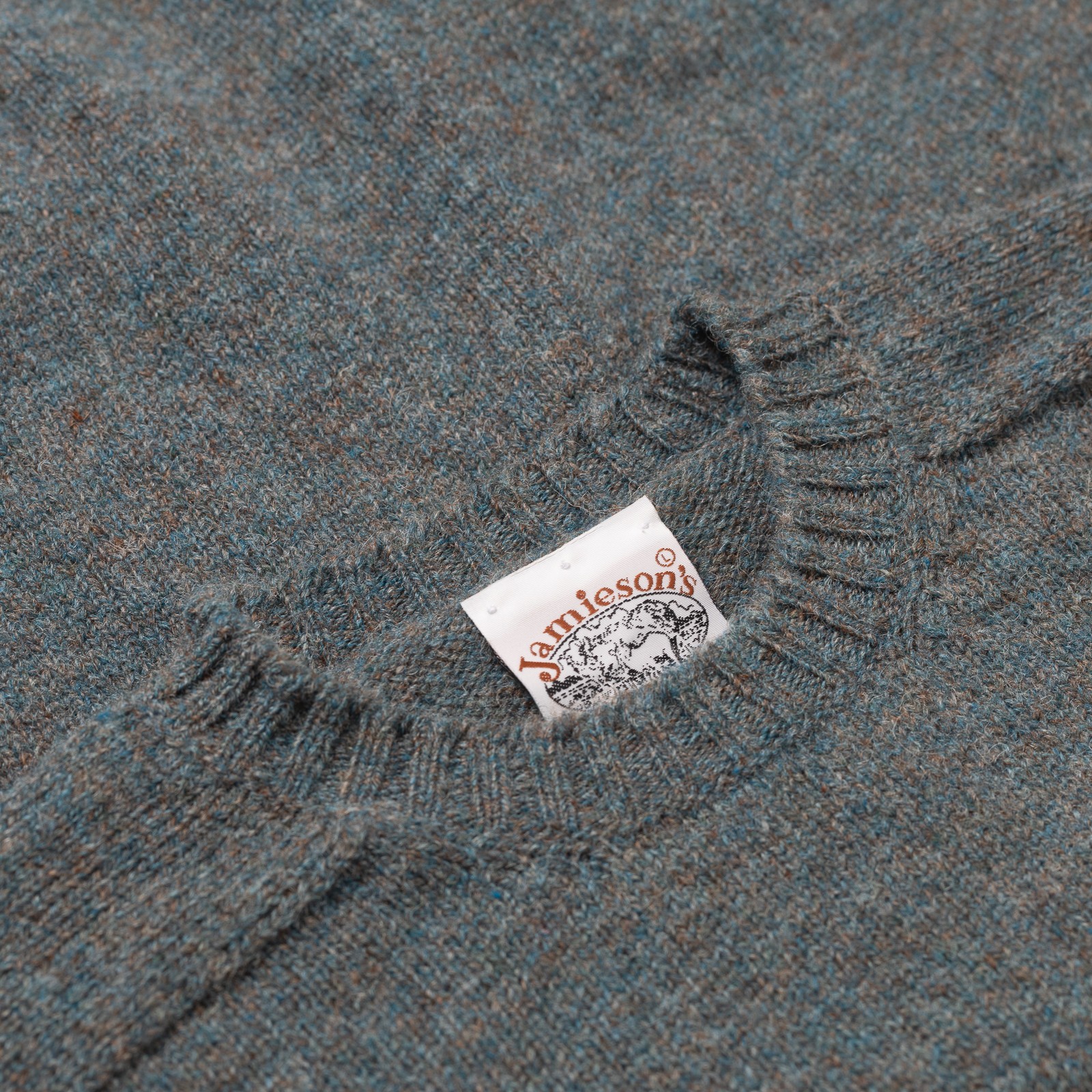 Image flâneurs JAMIESON'S / Crewneck Saddle Shoulder Sweater Storm détail col