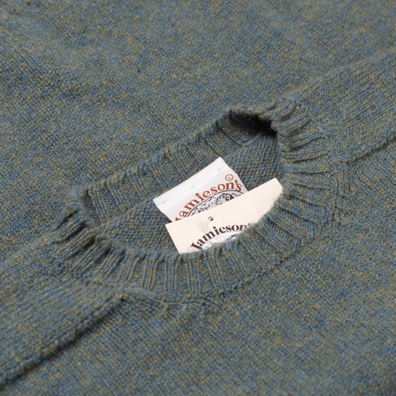 Image flâneurs JAMIESON'S / Crewneck Saddle Shoulder Sweater Yell Sound Blue détail col
