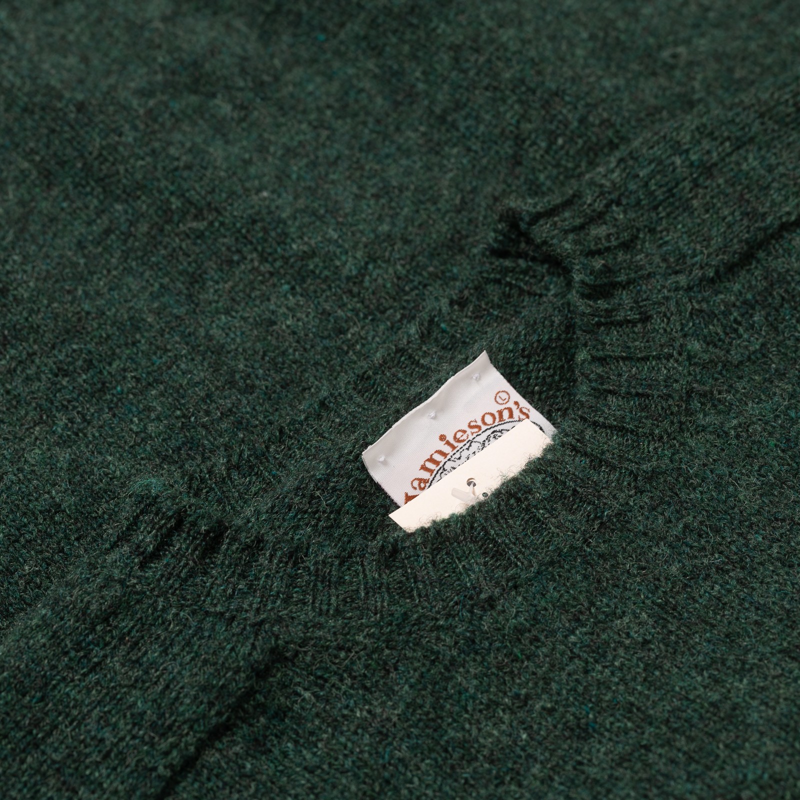 Image Flâneurs JAMIESON'S / Crewneck Saddle Shoulder Sweater Conifer détail col