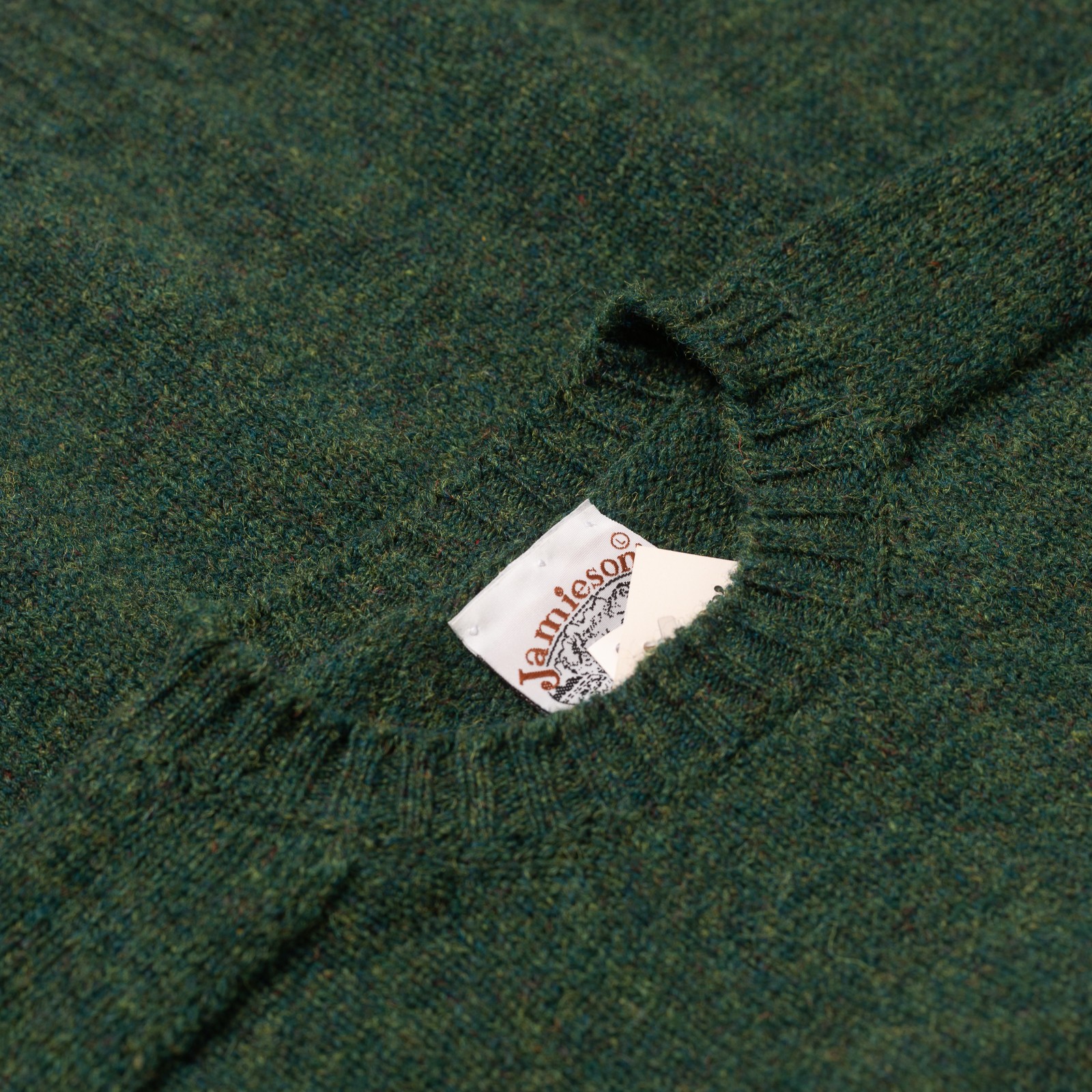 Image Flâneurs JAMIESON'S / Crewneck Saddle Shoulder Sweater Fern détail col
