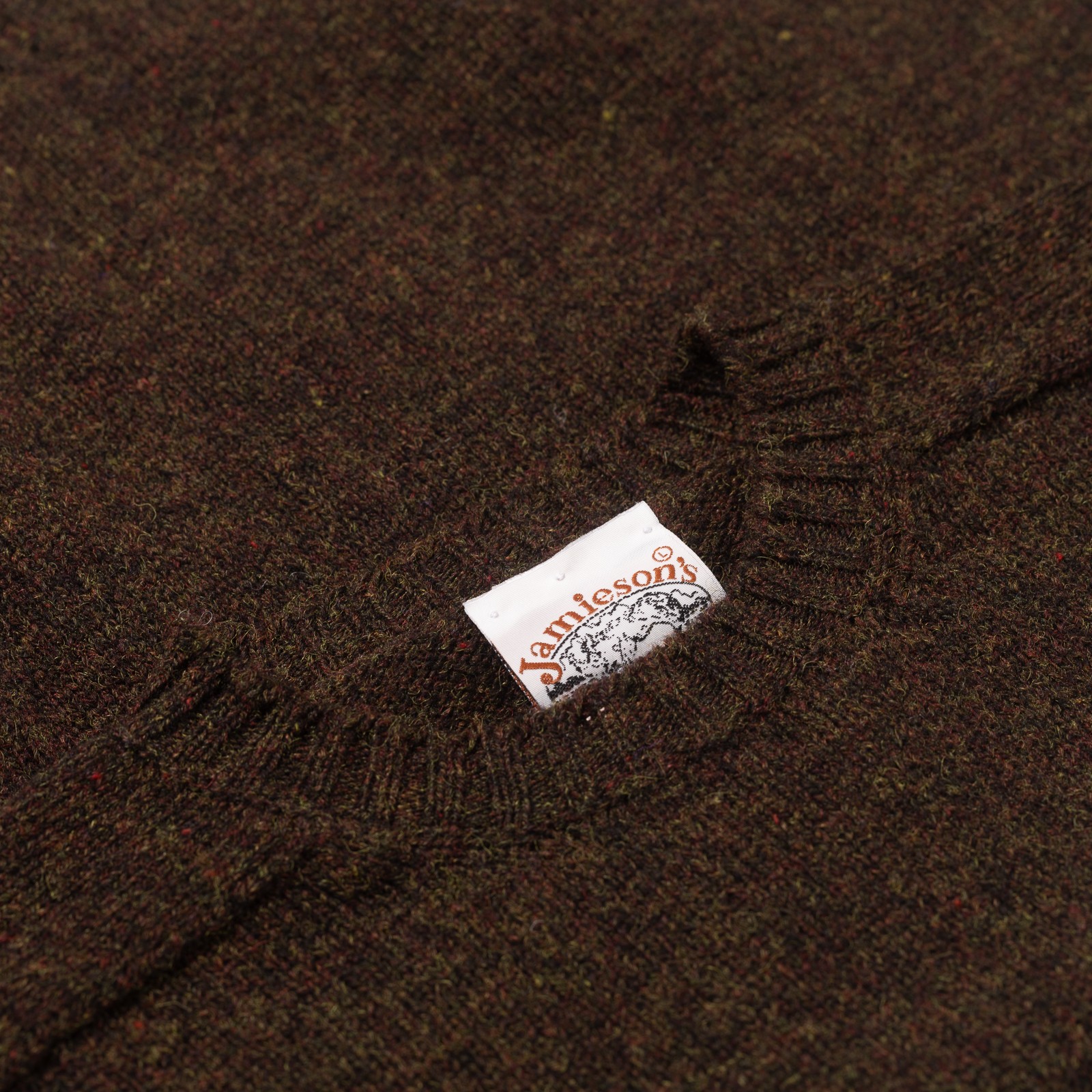 Image flâneurs JAMIESON'S / Crewneck Saddle Shoulder Sweater Grouse détail col