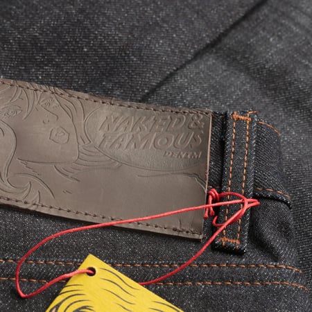 image flâneurs NAKED & FAMOUS EasyGuy Deep Indigo Rigid Selvedge patch en cuir