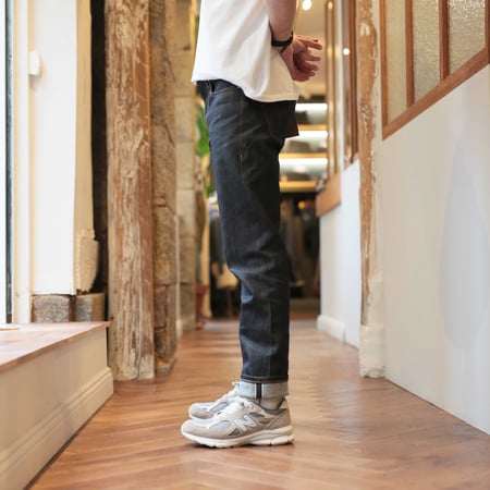 flâneurs NAKED & FAMOUS WeirdGuy Deep Indigo Rigid Selvedge porté de côté