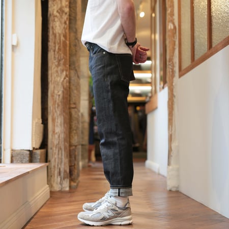image NAKED & FAMOUS EasyGuy Dirty Fade Selvedge porté de côté