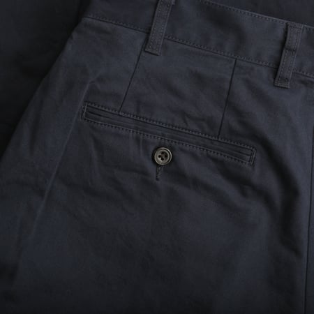 image flâneurs détail poche Beams 2 Pleats Twill Trousers navy