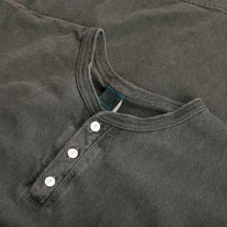 Image-Flâneurs_GOOD ON / S/S Henley Tee P-Black_Détail_Col