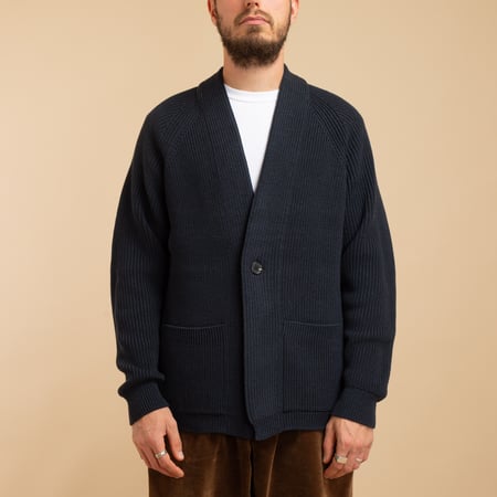 Vignettes-flâneurs-pull-BATONER-Signature-1-Button-Cardigan-Navy de face