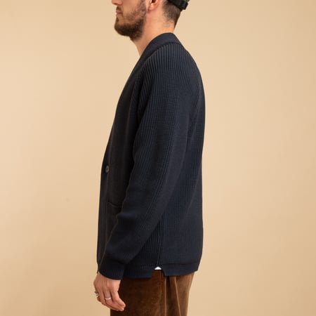 Vignettes-flâneurs-pull-BATONER-Signature-1-Button-Cardigan-Navy de côté