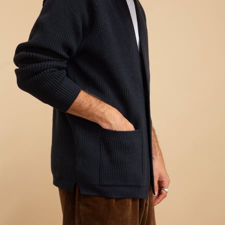 Vignettes-flâneurs-pull-BATONER-Signature-1-Button-Cardigan-Navy manche