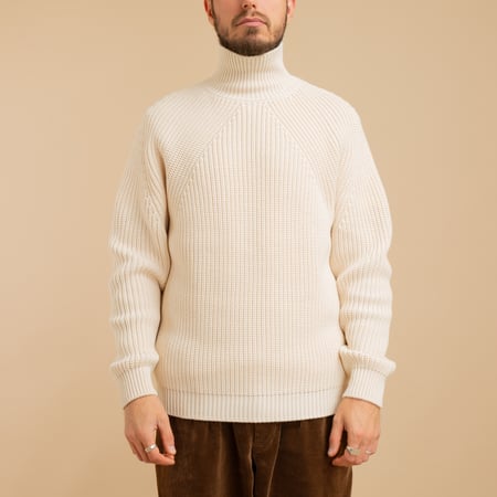 flâneurs-pull-BATONER-Signature-Turtle-Neck-Ivory de face