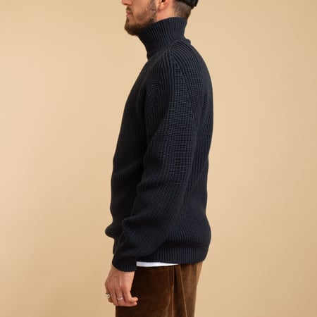 flâneurs-pull-BATONER-Signature-Turtle-Neck-Navy de côté