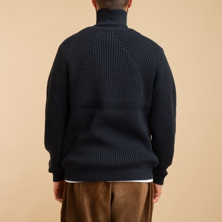 flâneurs-pull-BATONER-Signature-Turtle-Neck-Navy de dos