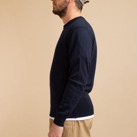 col rond de profil flâneurs pull Mooncastle Wool Crewneck Navy
