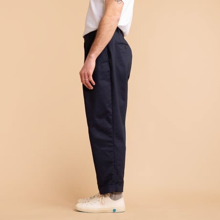 image flâneurs porté de profil Beams 2 Pleats Twill Trousers navy