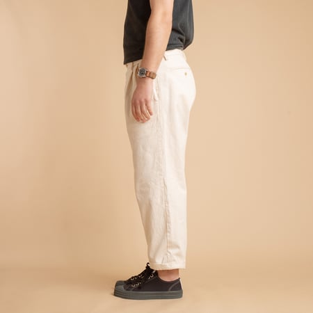 Seuvas image flâneurs 10oz Canvas 2 Tuck Trousers Natural de profil