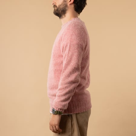 HARLEY OF SCOTLAND X FLANEURS / Shaggy Crew Neck in Sea Pink