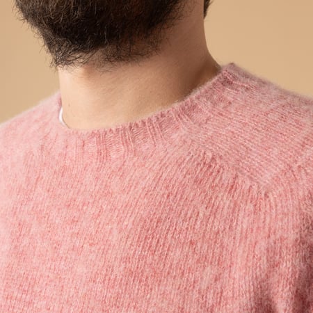 HARLEY OF SCOTLAND X FLANEURS / Shaggy Crew Neck in Sea Pink