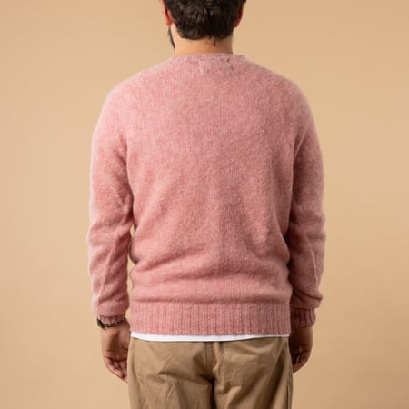 HARLEY OF SCOTLAND X FLANEURS / Shaggy Crew Neck in Sea Pink