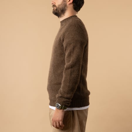 pull shetland Voe Harley of Scotland flâneurs couleur Moorit de côté