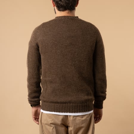 pull shetland Voe Harley of Scotland flâneurs couleur Moorit de dos